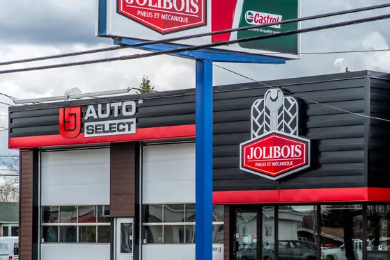 L’enseigne Jolibois Pneus et Mécanique sur la façade du garage