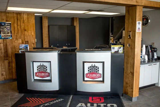 Le comptoir d’accueil du garage, avec ses deux postes de service